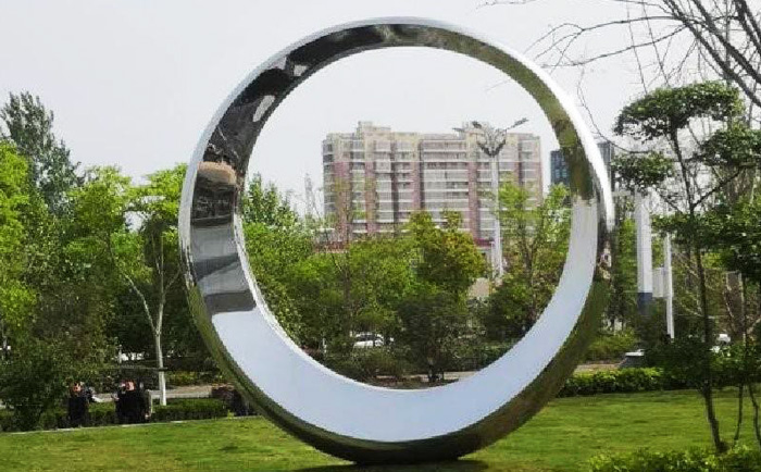 不銹鋼圓環(huán)雕塑