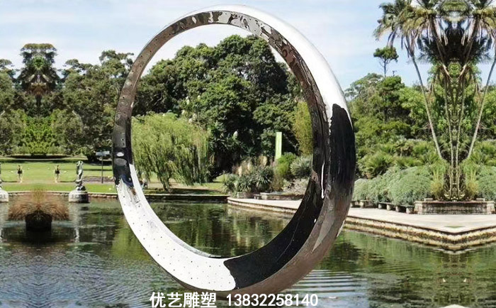 鏡面不銹鋼圓環(huán)雕塑