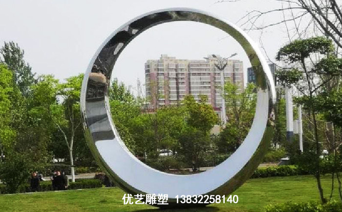 鏡面不銹鋼圓環(huán)雕塑