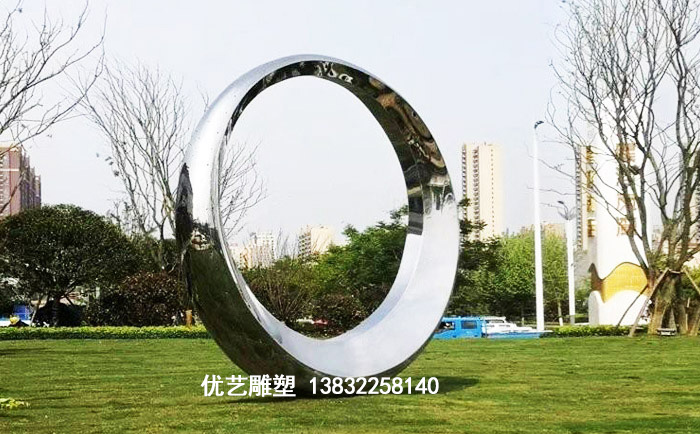 鏡面不銹鋼圓環(huán)雕塑