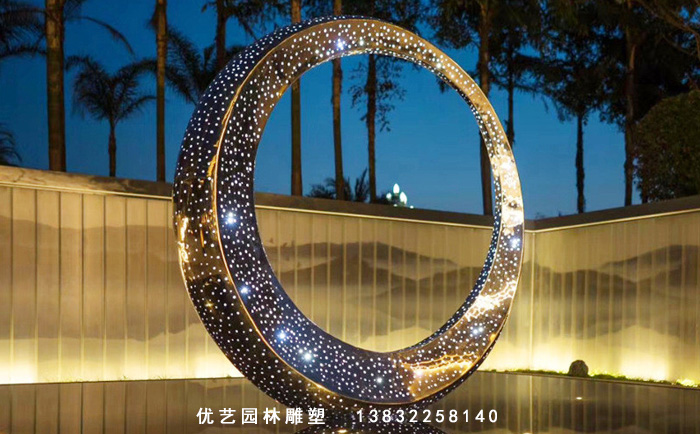 不銹鋼月亮雕塑