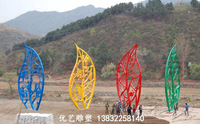 不銹鋼鏤空樹葉雕塑