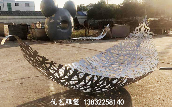 不銹鋼鏤空樹葉雕塑
